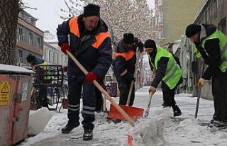 Kars Belediyesi’nden buz mesaisi