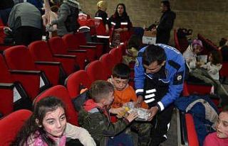 Kars emniyeti depremzede çocukları unutmadı