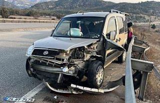 Karşı şeride geçen kamyonet, bariyerlere çarparak...