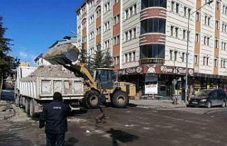 Kars’ta belediyenin kar mücadelesi sürüyor