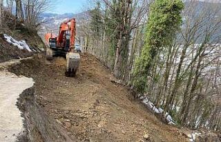 Kastamonu’da heyelan sebebiyle kapanan yol ulaşıma...