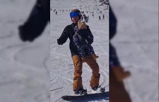 Kayak yapan Kuzey bebeğin hayret dolu bakışları