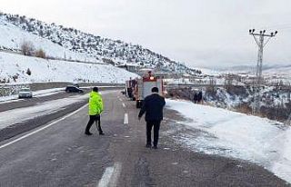 Kayganlaşan yolda kontrolden çıkan otomobil şarampole...
