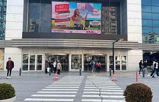 Kayseri Park’ın önündeki asfalt depremde yarıldı...