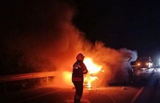 Kaza yapan araç alev topuna döndü