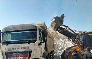Keçiören Belediyesi iş makineleriyle deprem bölgesinde