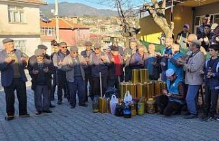 Kendi ürettikleri zeytinyağlarını depremzedelere...