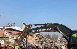 Kepez Belediyesi ekipleri, 84. saatte Serpil teyzeyi...