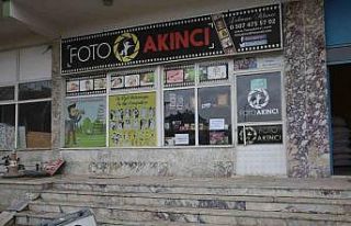 Kimlik çıkarma isteyen afetzedelere bu fotoğrafçı...