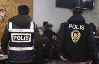 Kıraathanede kumar oynarken yakalandılar