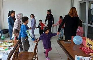 Kırmızı yelekliler, depremzede çocuklara moral...