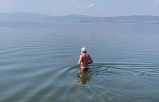 Kış soğuğuna aldırmadan İznik Gölü’ne girdiler