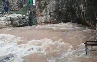 Kızıl renge boyanan Kurs Vadisi berraklığına...