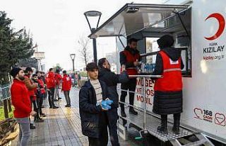 Kızılay afet bölgelerinde beslenme hizmetlerini...