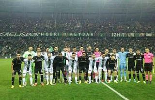 Kocaelispor-Sakaryaspor maçında depremzedeler için...