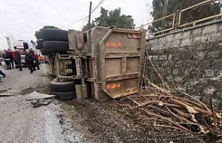 Koçarlı’da hafriyat kamyonu devrildi