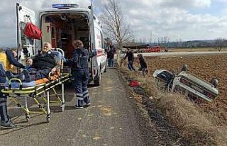 Kontrolden çıkan otomobil takla atıp tarlaya devrildi