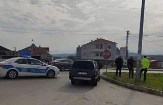 Kontrolsüz yola çıkan sürücü otomobille çarpıştı:...