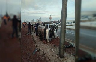 Konya’da otomobil refüje devrildi: 1 yaralı