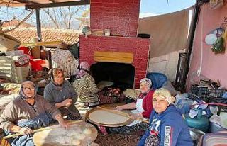 Köy kadınları depremzedeler için ateşin başına...