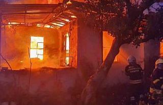 Köyceğiz’de ahşap ev tamamen yandı