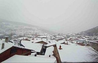 Köyde çocukların kayak keyfi