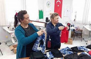 Kozanlı anneler depremzedeler üşümesin diye üretime...