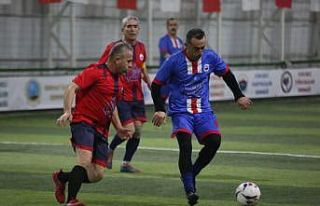 Kozlarını futbol turnuvasında paylaşıyorlar