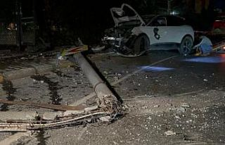 Küçükçekmece’de kontrolden çıkan araç elektrik...