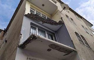 Küçükçekmece’de yıkılan balkon deprem paniği...