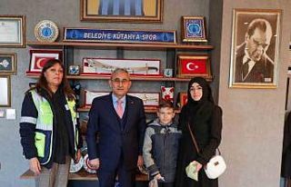 Kumbarasını depremzedelere bağışlayan Ömer Faruk’a...