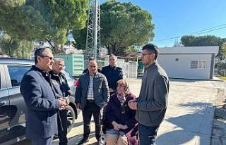 Kuşadası Kaymakamı Yücel depremzedeler ile bir...