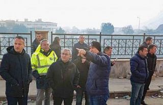 Kütahya Belediye Başkanı Alim Işık, deprem bölgesinde
