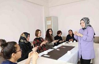 Kütahya’da depremzede kadınlar için oyuncak bebek...