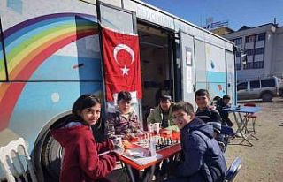 Kütüphaneciler deprem bölgesinde çocukları neşelendiriyor