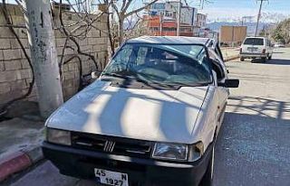 Kuvvetli rüzgar, çadırı otomobilin üzerine devirdi