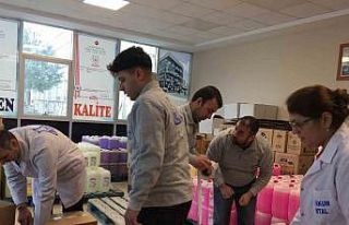 Liseden depremzedelere 1 ton hijyenik malzeme desteği