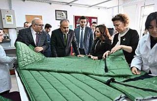 Liseli gençlerden depremzedeler için uyku tulumu