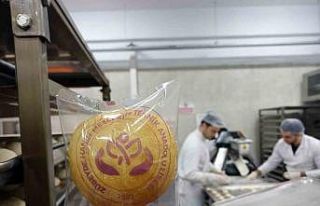 Liseli öğrenciler depremzedeler için ekmek yapıyor