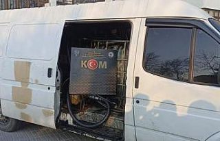 Litrelerce kaçak akaryakıtla yakalandılar