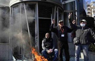 Lübnan’da halk banka şubelerini ateşe verdi