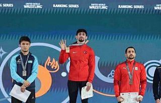 Madalyasını depremzedelere bağışladı