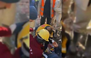 Madenciler enkaz altındaki çifti 82’nci saatte...