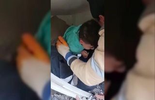 Madenciler enkaz altındaki çocuğu kurtardı