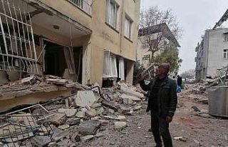 Mahalle yerle bir oldu, geride bir tek muhtar kaldı