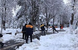 Malatya’da 530 kırsal mahallenin yolu kardan kapandı