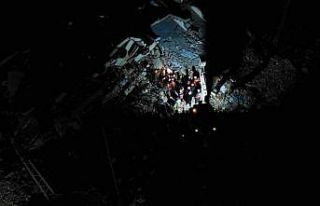 Malatya’da ekiplerin akşam karanlığında çalışması...