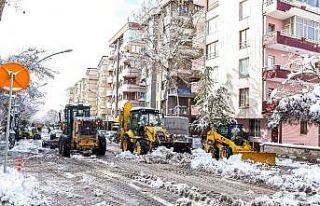 Malatya’da kardan kapanan yollar yeniden ulaşıma...