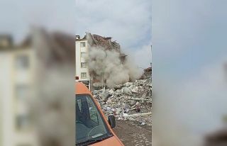 Malatya’da meydana gelen depremde binaların yıkılma...