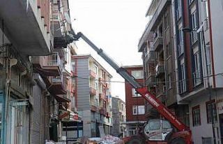 Malatya’da vatandaşlar hasarlı binalardan eşyalarını...